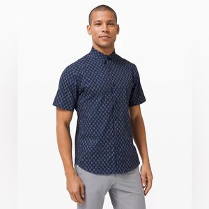 Lululemon Airing Easy‎ Shirt SS Blue Size M Short Sleeve Square Pattern